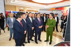 Thủ tướng Phạm Minh Chính ghé thăm gian triển lãm của Bảo Minh tại buổi hội nghị