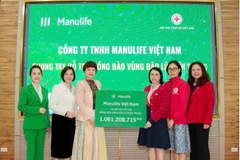 Đại diện Manulife Việt Nam trao số tiền quyên góp đến Trung ương Hội Chữ thập đỏ Việt Nam. Ảnh: Hiền Hồ