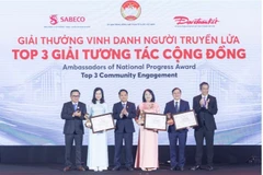 Đại điện Sabeco và Báo Đại Đoàn Kết trao giải Top 3 tương tác cộng đồng.