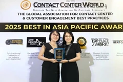 Đại diện lãnh đạo Trung tâm chăm sóc khách hàng BIDV nhận giải thưởng