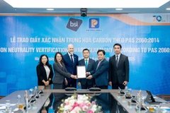 Ông Nguyễn Ngọc Tú - Phó Tổng giám đốc đại diện Tập đoàn Xăng dầu Việt Nam nhận giấy Xác nhận Trung hòa carbon từ đại diện Đại sứ quán Anh và Tổ chức BSI.