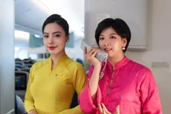 Nghệ sĩ mùi hương Rei Nguyễn trò chuyện cùng hành khách, kể lại câu chuyện mùi hương thương hiệu của Vietnam Airlines