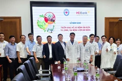 Đại diện Bệnh viện Đà Nẵng, HDBank tại Lễ bàn giao triển khai hồ sơ bệnh án điện tử (EMR) tại Bệnh viện Đà Nẵng, ngày 25/9/2025.