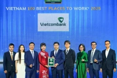 Ông Hồng Quang - Thành viên Hội đồng quản trị kiêm Giám đốc Khối Nhân sự Vietcombank và các đại biểu Vietcombank nhận chứng nhận “Nơi làm việc tốt nhất Việt Nam năm 2025” từ Công ty Anphabe và đại diện Ban tổ chức.