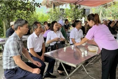 Đoàn cán bộ Bảo Minh đến thăm hỏi và viếng nạn nhân bị thiệt mạng trong vụ tai nạn.