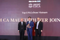 Ông Trần Ngọc Nguyên, Chủ tịch Hội đồng quản trị PVCFC, đại diện PVCFC có mặt trực tiếp nhận giải thưởng vinh danh tốp 5 doanh nghiệp niêm yết tại Việt Nam có điểm số quản trị cao nhất, theo kết quả đánh giá của ASEAN Corporate Governance Scorecard (ACGS) 2024.