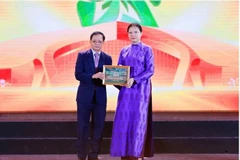 Tối 3/11, đại diện HDBank trao tặng 10 tỷ đồng chung tay hỗ trợ đồng bào miền núi phía Bắc và miền Trung khắc phục hậu quả bão lũ, tại Lễ bế mạc Hội chợ Mùa Thu 2025.