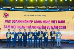 Ông Nguyễn Văn Khoa - Tổng Giám đốc Tập đoàn FPT (ngoài cùng bên trái) đại diện FPT công bố các cam kết triển khai sản phẩm Make in Viet Nam.