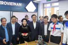 Bộ trưởng Giáo dục và Đào tạo Nguyễn Kim Sơn, Chủ tịch HĐTV Petrovietnam Lê Mạnh Hùng tham quan phòng STEM tại Trường THCS Lê Quý Đôn (Tuyên Quang).