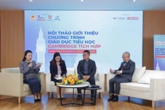 Đại diện iSMART, Cambridge và lãnh đạo giáo dục tại trường công lập chia sẻ về vấn đề triển khai Chương trình tiểu học Cambridge.