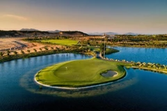 KN Golf Links được thiết kế 27 lỗ, với 18 lỗ theo phong cách sân links (liền kề bờ biển).