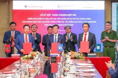 Đại diện 3 bên (Agribank, Trung tâm Phục vụ hành chính công thành phố Hà Nội, Công ty Luật trách nhiệm hữu hạn Trần Anh) ký kết Thỏa thuận hợp tác triển khai “Điểm tư vấn, hỗ trợ, tiếp nhận hồ sơ thủ tục hành chính của Trung tâm Phục vụ hành chính công thành phố Hà Nội tại các điểm giao dịch của Agribank” dưới sự chứng kiến của đại diện lãnh đạo Ngân hàng Nhà nước Việt Nam, Ủy ban nhân dân thành phố Hà Nội; đại diện các đơn vị thuộc Bộ Công an.