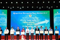 Đại diện Tập đoàn TH (thứ 5 từ phải sang) nhận bằng khen tại Diễn đàn “Thúc đẩy tiềm năng sáng tạo của người lao động” trong khuôn khổ chương trình “Ngày hội lao động sáng tạo toàn quốc năm 2025”.