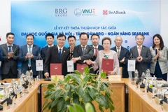 Đại diện Tập đoàn BRG, Ngân hàng SeABank và Đại học Quốc gia Hà Nội ký kết thỏa thuận hợp tác.