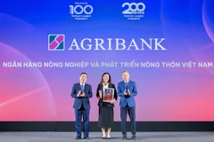 Đại diện Ngân hàng Nông nghiệp và Phát triển Nông thôn Việt Nam nhận vinh danh tại Lễ công bố.