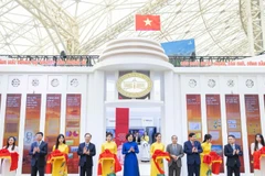 Lãnh đạo Ngân hàng Nhà nước cắt băng khai mạc triển lãm ngành ngân hàng.