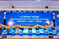 Các đại biểu nhấn nút khánh thành nhà máy. (Ảnh: KIM LONG MOTOR)