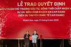 Ông Nguyễn Tuấn Anh – Phó Tổng Giám đốc KN Cam Ranh nhận quyết định chấp thuận chủ trương đầu tư Bến du thuyền quốc tế Cam Ranh.