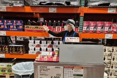 Nước mắm Nam Ngư trưng bày trên kệ hàng cùng các sản phẩm nội địa tại siêu thị Cotsco, Hàn Quốc.