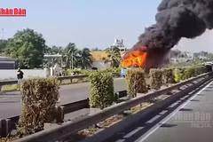 [Video] Xe khách cháy trên cao tốc TP Hồ Chí Minh - Trung Lương, ùn tắc kéo dài