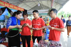 Ở các vùng nông thôn và nhóm dân cư yếu thế chưa được tiếp cận đầy đủ với các dịch vụ ngân hàng, fintech nổi lên như một giải pháp có ý nghĩa. (Ảnh LUYỆN NGỌC TUẤN)