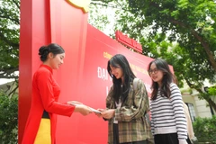 Người dân thủ đô nhận phụ trương “Báo cáo một số vấn đề mới, quan trọng trong Dự thảo các Văn kiện trình Đại hội XIV của Đảng”.