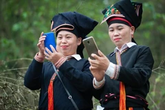 Chị em vùng cao giờ đã quen thuộc với việc dùng điện thoại thông minh để tiếp thị sản vật quê hương. Nguồn: Hội Liên hiệp Phụ nữ Việt Nam