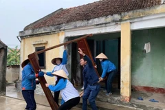 Các lực lượng hỗ trợ người dân huyện Cẩm Giàng, tỉnh Hải Dương xóa nhà tạm, nhà dột nát. Ảnh: Tuấn Sỹ