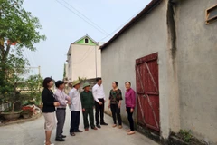 Lãnh đạo xã Dân Lý vận động nhân dân tham gia hiến đất mở đường.