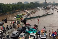 Mưa lớn ngày 31/7 gây ngập sâu tại đường Đàm Quang Trung, phường Long Biên. (Ảnh: Quang Minh)