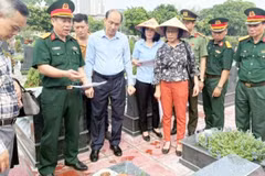 Các đơn vị chức năng khảo sát tại Nghĩa trang Mai Dịch trong “Chiến dịch 500 ngày đêm đẩy mạnh tìm kiếm, quy tập và xác định danh tính hài cốt liệt sĩ” trên địa bàn thành phố Hà Nội. (Ảnh: Thu Nguyên)