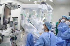Các bác sĩ Bệnh viện K phối hợp chuyên gia Nhật Bản phẫu thuật bằng robot cho những người bệnh bị ung thư dạ dày, trực tràng, gan và thực quản. (Ảnh MẠNH HÀ)