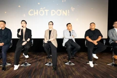 Đoàn làm phim "Chốt đơn!" giao lưu tại buổi chiếu ra mắt báo giới.