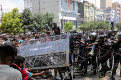 Cảnh sát ngăn dòng người biểu tình bạo loạn phản đối Chính phủ tại thủ đô Kathmandu, Nepal ngày 8/9/2025. (Ảnh: Anadolu Agency/TTXVN) 