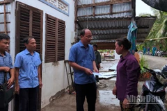 Bí thư Tỉnh ủy Cà Mau Nguyễn Hồ Hải (cầm phong bì) trao hỗ trợ cho hộ dân ấp Nhà Lầu 2 có nhà bị tốc mái.