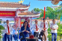 Phó Chủ tịch nước Võ Thị Ánh Xuân, cùng Đoàn công tác của Trung ương và lãnh đạo tỉnh Cà Mau dâng hoa, dâng hương Đền thờ 10 Anh hùng Liệt sĩ khởi nghĩa Hòn Khoai.