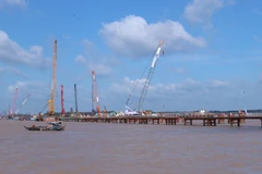 Công trình cầu Đại Ngãi 1 bắc qua sông Hậu tại xã Lưu Nghiệp Anh, tỉnh Vĩnh Long. 
