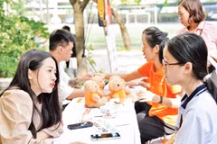 Buổi tư vấn hướng nghiệp cho học sinh Trường THPT Yên Hòa (Hà Nội). (Ảnh THẾ ĐẠI)