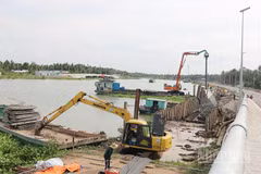 Xây kè sông thuộc dự án hạ tầng hồ chứa nước ngọt dọc bờ sông Láng Thé, xã Bình Phú, tỉnh Vĩnh Long.