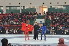 Lò Thị Phung (trái) được trọng tài tuyên thắng trong trận chung kết.