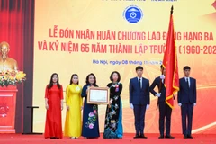 Phó Chủ tịch Ủy ban nhân dân thành phố Hà Nội Vũ Thu Hà trao Huân chương Lao động hạng Ba của Chủ tịch nước cho Trường trung học phổ thông Trần Phú-Hoàn Kiếm.