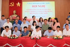 Đại diện Ủy ban nhân dân xã Phú Nghĩa và các trưởng thôn ký cam kết phối hợp trong công tác quản lý đất đai, trật tự xây dựng trên địa bàn.