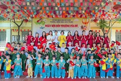 Cô trò Trường Mầm non Liên Trung, xã Ô Diên chào đón năm học mới 2025-2026. 