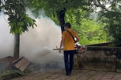 Trạm y tế xã Thiên Lộc tổ chức phun hóa chất diện rộng phòng, chống dịch sốt xuất huyết. 
