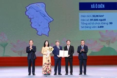 Lãnh đạo thành phố Hà Nội trao quyết định công tác cán bộ cho lãnh đạo xã Ô Diên.