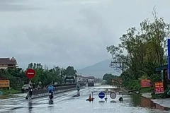 Quốc lộ đoạn qua bắc Quảng Trị bắt đầu bị ngập nước. (Ảnh: Hương Giang)