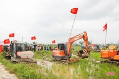 Xã Gia Hanh (Hà Tĩnh) ra quân phá bờ vùng bờ thửa, tập trung ruộng để sản xuất quy mô lớn.