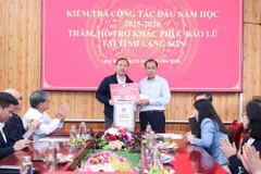 Ông Hoàng Quốc Tuấn, Giám đốc Sở Giáo dục và Đào tạo Lạng Sơn (bên phải) tiếp nhận sự hỗ trợ từ Công ty CP Văn phòng phẩm Hồng Hà.