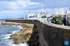 Chủ tịch Cuba Miguel Diaz-Canel thả hoa xuống biển trong buổi lễ tưởng niệm Tư lệnh Camilo Cienfuegos tại Thủ đô Havana ngày 28/10/2025.