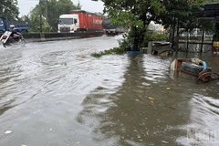 Tuyến Quốc lộ 1A đoạn qua khu vực gần cầu Bà Rén (xã Xuân Phú) ngập sâu trong nước lũ. (Ảnh: Anh Quân)